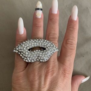 Rhinestone lips stretch cocktail ring